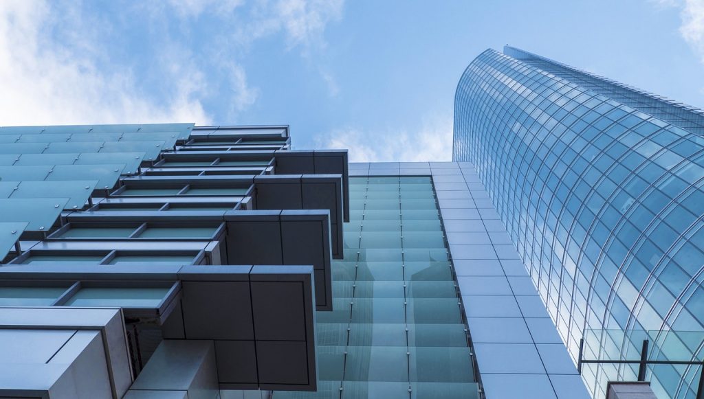 vue d'un bâtiment à l'architecture moderne