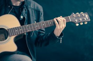 musicien jouant à la guitare