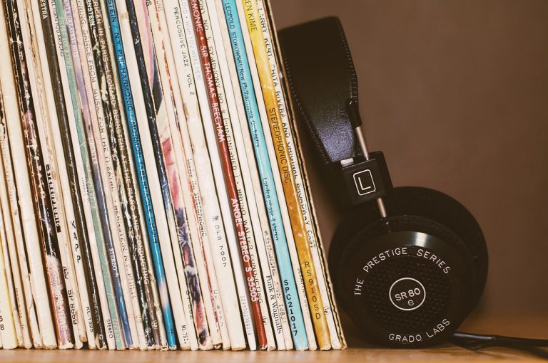 Casque audio rangé à côté de vinyles