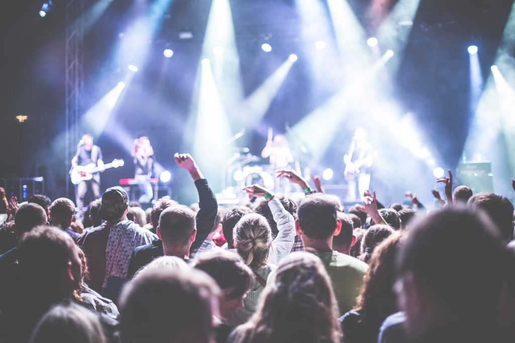 public en concert devant des musiciens