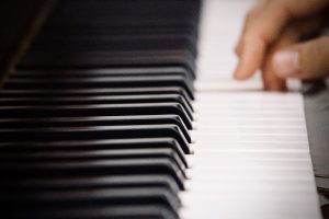 musicien jouant du piano