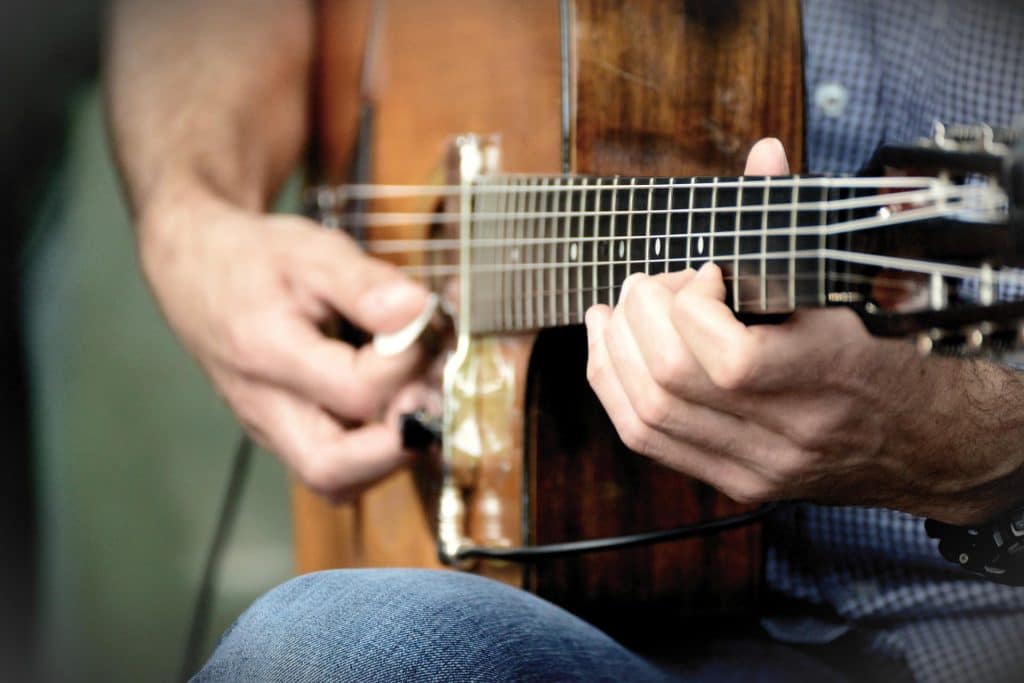 musicien jouant de la guitare