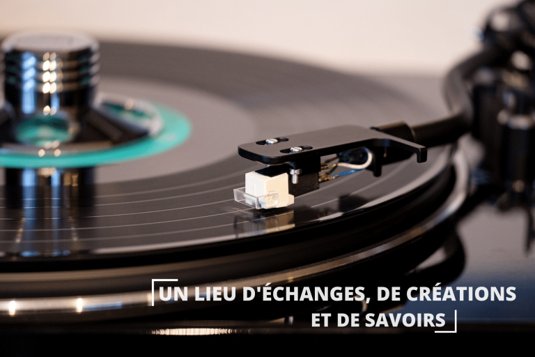 Vue rapprochée sur un vinyle posé sur une platine